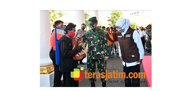 Forkopimda Jatim Bagikan Bantuan Partisi Pembatas ke Driver Ojek Online dan Pangkalan Forkopimda Jatim Bagikan Bantuan Partisi Pembatas ke Driver Ojek Online dan Pangkalan
