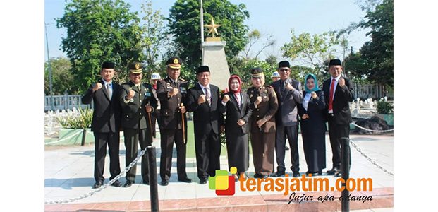 Forkopimda Lamongan Tabur Bunga di Taman Makan Pahlawan Kusuma Negara Forkopimda Lamongan Tabur Bunga di Taman Makan Pahlawan Kusuma Negara