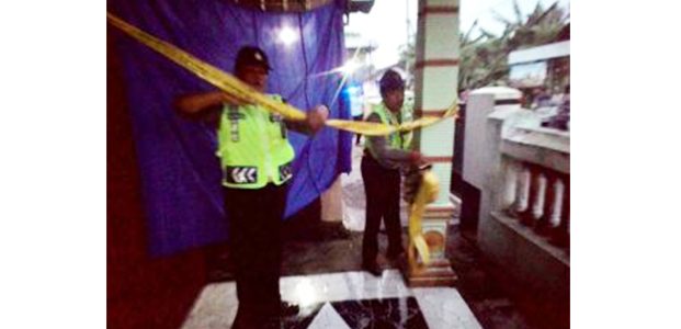 Diduga Depresi, Warga di Gampengrejo Kediri ini Nekat Gantung di Teras Rumah Diduga Depresi, Warga di Gampengrejo Kediri ini Nekat Gantung di Teras Rumah