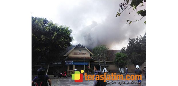 Gedung SMA YP Kotamadya Kota Blitar, Ludes Dilalap si Jago Merah Gedung SMA YP Kotamadya Kota Blitar, Ludes Dilalap si Jago Merah