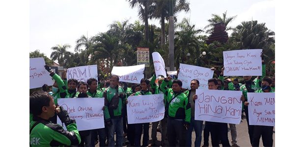 Gelar Demo, Tukang Ojek Online Kediri Tuntut Prabowo Minta Maaf Gelar Demo, Tukang Ojek Online Kediri Tuntut Prabowo Minta Maaf