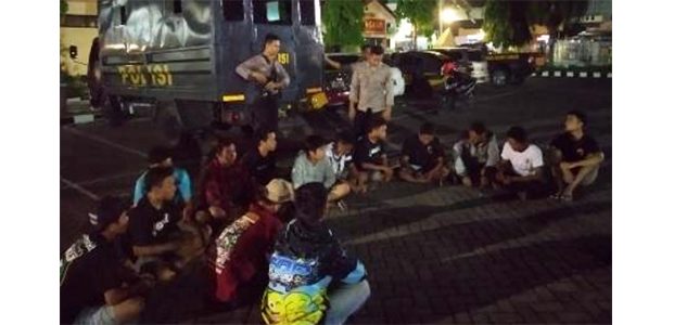 Gelar Pesta Miras di Area Stadion, Belasan Remaja di Situbondo Diamankan Polisi Gelar Pesta Miras di Area Stadion, Belasan Remaja di Situbondo Diamankan Polisi