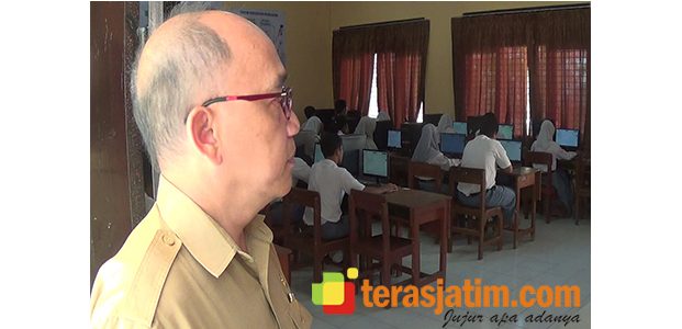Gelar UNBK Listrik Mati, SMK Nglegok Blitar Terpaksa Sewa Genset Gelar UNBK Listrik Mati, SMK Nglegok Blitar Terpaksa Sewa Genset