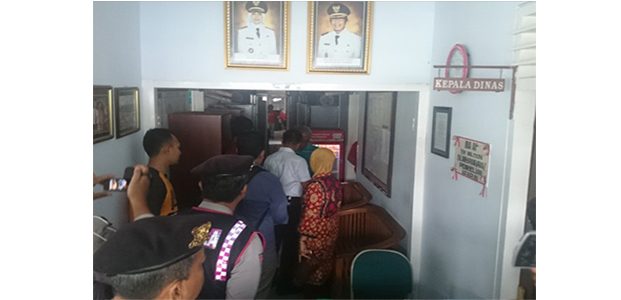 Geledah Kantor Disperindag Jember, Tim Saber Pungli Amankan 2 Orang Geledah Kantor Disperindag Jember, Tim Saber Pungli Amankan 2 Orang