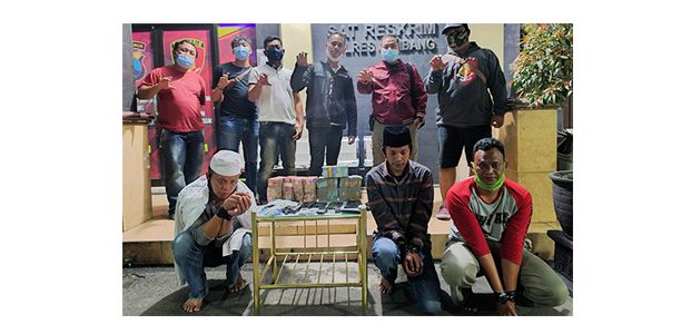 Gondol Uang Sumbangan Untuk Ponpes di Jombang, 3 Pria ini Diciduk Polisi Gondol Uang Sumbangan Untuk Ponpes di Jombang, 3 Pria ini Diciduk Polisi