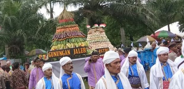Grebeg Maulud, Warga Kota Madiun Berebut Gunungan Jaler dan Estri Grebeg Maulud, Warga Kota Madiun Berebut Gunungan Jaler dan Estri