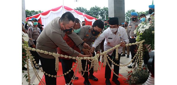 Kapolda Jatim Resmikan Markas Baru Polres Gresik Kapolda Jatim Resmikan Markas Baru Polres Gresik