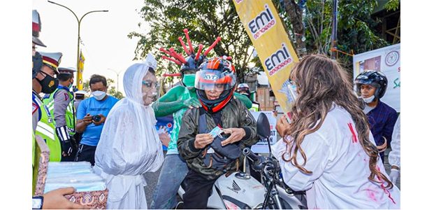 Ingatkan Pentingnya Prokes, Satlantas Polres Gresik Hadirkan Pocong dan Corona Ingatkan Pentingnya Prokes, Satlantas Polres Gresik Hadirkan Pocong dan Corona