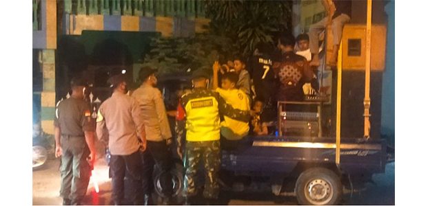 Nekat Gelar Takbir Keliling, Sekelompok Pemuda di Gresik Diamankan Nekat Gelar Takbir Keliling, Sekelompok Pemuda di Gresik Diamankan