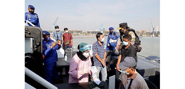 Kapolda Pantau Vaksinasi Bagi Nelayan dan Warga Pesisir di Kroman Gresik Kapolda Pantau Vaksinasi Bagi Nelayan dan Warga Pesisir di Kroman Gresik