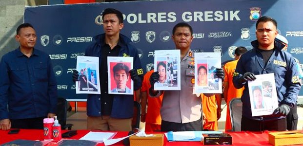 Ungkap Kasus Pengeroyokan Brutal, Polres Gresik Tangkap 4 Anggota LSM Ungkap Kasus Pengeroyokan Brutal, Polres Gresik Tangkap 4 Anggota LSM