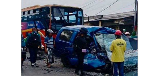 Innalillahi, Mobilnya Tabrakan dengan Bus di Duduk Sampeyan, 7 Pengantar Umrah asal Tuban Meregang Nyawa Innalillahi, Mobilnya Tabrakan dengan Bus di Duduk Sampeyan, 7 Pengantar Umrah asal Tuban Meregang Nyawa