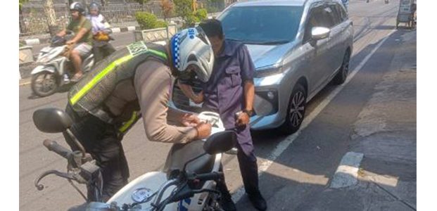 Sepekan Operasi Patuh Semeru 2025, Satlantas Polres Gresik Tindak Ribuan Pelanggar Sepekan Operasi Patuh Semeru 2025, Satlantas Polres Gresik Tindak Ribuan Pelanggar