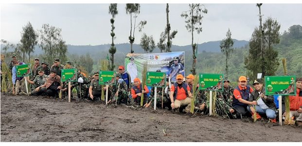 Gubernur Jatim Bersama Pangdam Brawijaya Tanam 50 Ribu Vertiver di Lereng Semeru Gubernur Jatim Bersama Pangdam Brawijaya Tanam 50 Ribu Vertiver di Lereng Semeru