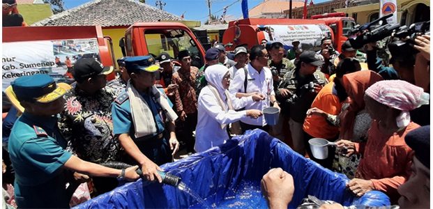 Gubernur Jatim Salurkan Air Bersih ke Warga di 3 Pulau di Sumenep Gubernur Jatim Salurkan Air Bersih ke Warga di 3 Pulau di Sumenep