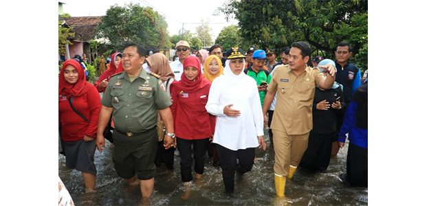 Gubernur Jatim Tinjau Korban Banjir di Mojokerto dan Jombang Gubernur Jatim Tinjau Korban Banjir di Mojokerto dan Jombang