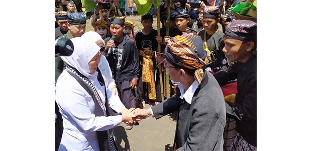 Gubernur Khofifah Dikukuhkan Sebagai Keluarga Kehormatan Masyarakat Samin Gubernur Khofifah Dikukuhkan Sebagai Keluarga Kehormatan Masyarakat Samin