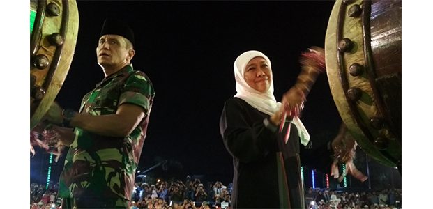 Gubernur Pimpin Takbir Bersama Masyarakat di Masjid Al Akbar Surabaya Gubernur Pimpin Takbir Bersama Masyarakat di Masjid Al Akbar Surabaya