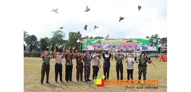 Gubernur dan Pangdam Resmikan Pelaksanaan TMMD ke-105 di Banyuwangi Gubernur dan Pangdam Resmikan Pelaksanaan TMMD ke-105 di Banyuwangi