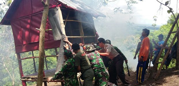 Diduga Aliran Sesat, 6 Orang di Gunung Sukmo Ilang Jember Diamankan Diduga Aliran Sesat, 6 Orang di Gunung Sukmo Ilang Jember Diamankan