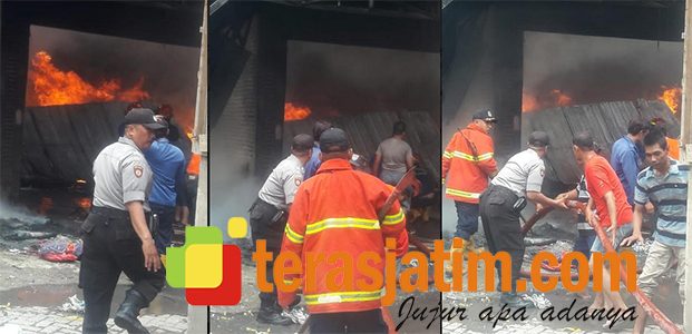Gudang Rafia di Krembung Sidoarjo Ludes Dilalap Api Gudang Rafia di Krembung Sidoarjo Ludes Dilalap Api