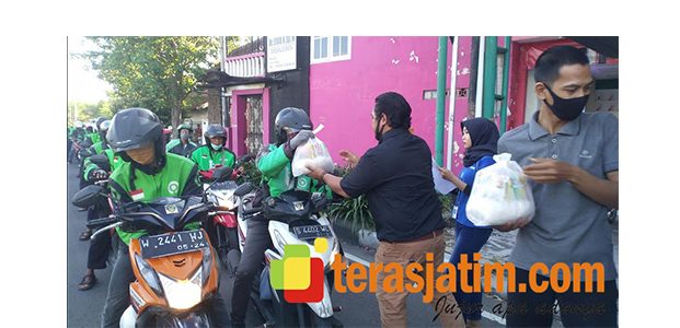 Saling Bantu di Saat Pandemi Corona, Seorang Pelaku Usaha di Sidoarjo Bagi-Bagi Sembako Saling Bantu di Saat Pandemi Corona, Seorang Pelaku Usaha di Sidoarjo Bagi-Bagi Sembako