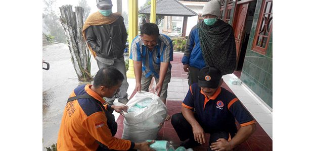 Gunung Bromo Erupsi, 2.500 Masker Siap Dibagikan Gunung Bromo Erupsi, 2.500 Masker Siap Dibagikan