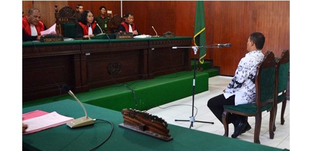 Guru Yang Cubit Muridnya Divonis Bersalah Oleh PN Sidoarjo Guru Yang Cubit Muridnya Divonis Bersalah Oleh PN Sidoarjo
