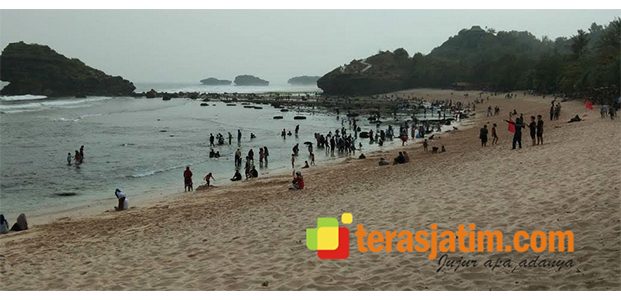 H+3 Lebaran, Pengunjung Pantai Watukarung Pacitan Membludak H+3 Lebaran, Pengunjung Pantai Watukarung Pacitan Membludak