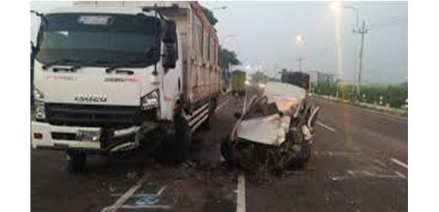 Hantam Tronton Parkir, Sedan Timor Hancur Tak Berbentuk Hantam Tronton Parkir, Sedan Timor Hancur Tak Berbentuk