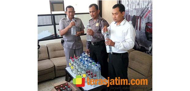 Hanya Dalam Semalam, Polisi Sita Ratusan Botol Miras Oplosan di Kota Blitar Hanya Dalam Semalam, Polisi Sita Ratusan Botol Miras Oplosan di Kota Blitar