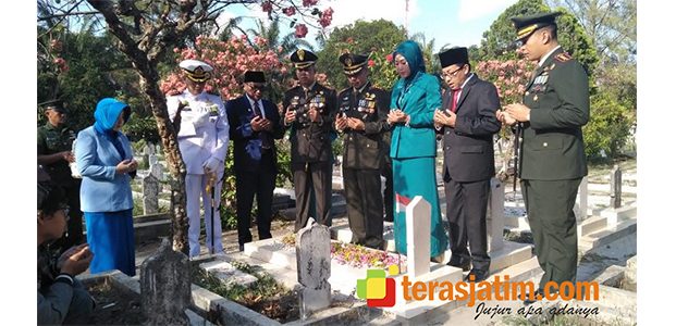 Hari Pahlawan, Danrem Baladhika Jaya Pimpin Ziarah di TMP Untung Suropati Malang Hari Pahlawan, Danrem Baladhika Jaya Pimpin Ziarah di TMP Untung Suropati Malang
