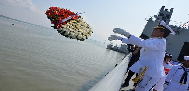 Tabur Bunga di KRI Dr. Suharso, Tandai Peringatan Hari Pahlawan 2015 Tabur Bunga di KRI Dr. Suharso, Tandai Peringatan Hari Pahlawan 2015