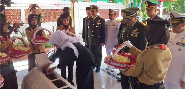 Harkitnas, Gubernur dan Wagub Jatim Ziarah ke Makam dr Soetomo Harkitnas, Gubernur dan Wagub Jatim Ziarah ke Makam dr Soetomo