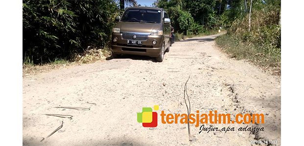Hati-Hati Sudah Banyak Korban, Besi Cor Keluar di Badan Jalan Punung-Gondosari Pacitan Hati-Hati Sudah Banyak Korban, Besi Cor Keluar di Badan Jalan Punung-Gondosari Pacitan