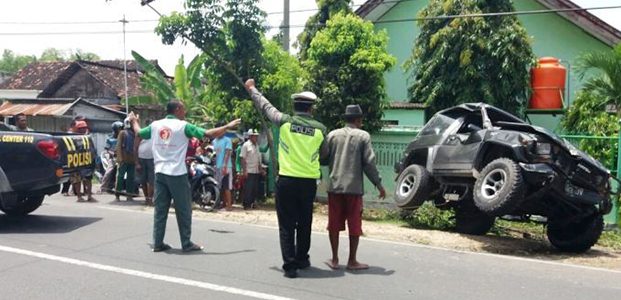 Hindari Kucing Melintas, Sebuah Jeep Hantam Pagar Sekolah di Soko Tuban Hindari Kucing Melintas, Sebuah Jeep Hantam Pagar Sekolah di Soko Tuban