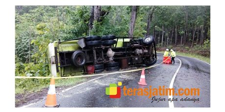 Hindari Motor, Truk Tronton Terguling di Jalur Pacitan-Solo