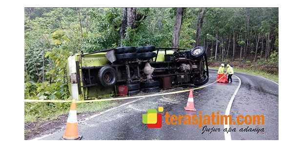 Hindari Motor, Truk Tronton Terguling di Jalur Pacitan-Solo Hindari Motor, Truk Tronton Terguling di Jalur Pacitan-Solo