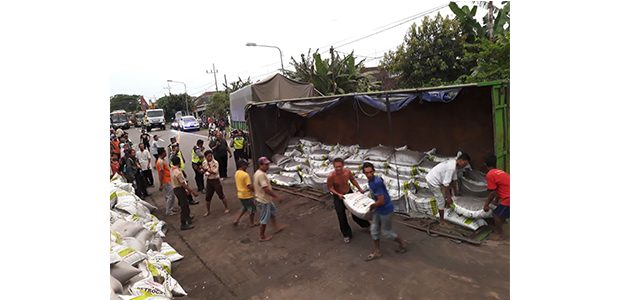 Hindari Orang Menyeberang, Truk Muatan Pupuk Terguling di Jalur Ngawi-Maospati Hindari Orang Menyeberang, Truk Muatan Pupuk Terguling di Jalur Ngawi-Maospati