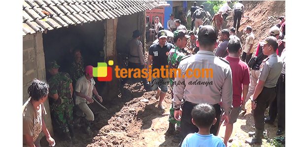 2 Rumah di Gandusari Blitar Diterjang Longsoran Tebing 15 Meter, Satu Keluarga Terluka 2 Rumah di Gandusari Blitar Diterjang Longsoran Tebing 15 Meter, Satu Keluarga Terluka