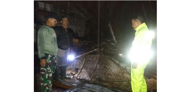 Hujan Deras dan Angin Kencang, Robohkan Sebuah Rumah di Dukohkidul Bojonegoro Hujan Deras dan Angin Kencang, Robohkan Sebuah Rumah di Dukohkidul Bojonegoro