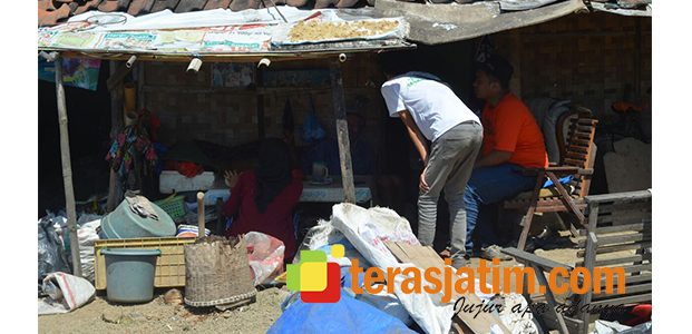Huni Gubug Reyot di TPA, Keluarga ini Belum Tersentuh Bantuan Pemerintah Huni Gubug Reyot di TPA, Keluarga ini Belum Tersentuh Bantuan Pemerintah