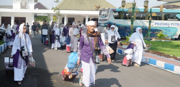 Jamaah Haji Jombang Kloter 18 Tiba, 1 Wafat di Tanah Suci Jamaah Haji Jombang Kloter 18 Tiba, 1 Wafat di Tanah Suci
