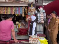 Jaga Stabilitas Harga Pangan, Wali Kota Blitar Dampingi Gubernur Tinjau Pasar