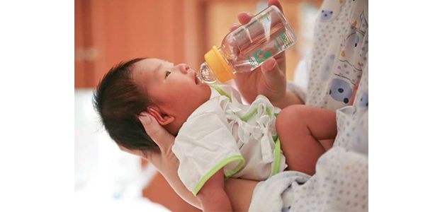 Ini Resiko Bayi Jika Sering Diberi Minum Air Putih Ini Resiko Bayi Jika Sering Diberi Minum Air Putih