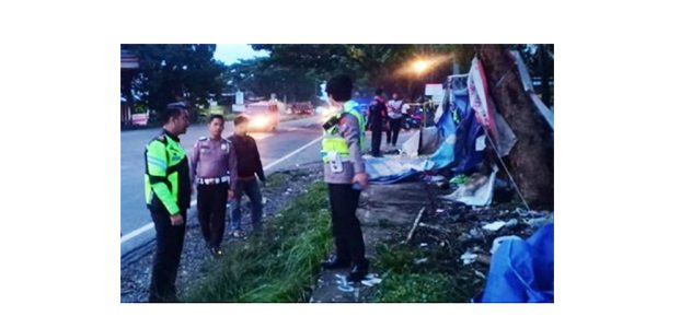 Innova Hajar Tenda Buruh di Sukorejo Pasuruan, 4 Orang Tewas Innova Hajar Tenda Buruh di Sukorejo Pasuruan, 4 Orang Tewas