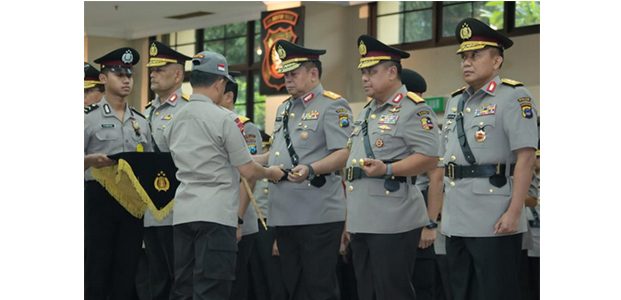 Jabat Kapolda Jatim, Irjen Luki Janji Tingkatkan Pemberantasan Terorisme Jabat Kapolda Jatim, Irjen Luki Janji Tingkatkan Pemberantasan Terorisme