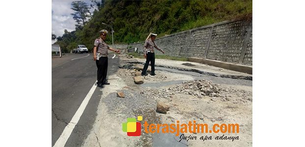 Jalan Ambles, Jalur Ponorogo-Pacitan Dialihkan Melalui Wonogiri Jalan Ambles, Jalur Ponorogo-Pacitan Dialihkan Melalui Wonogiri