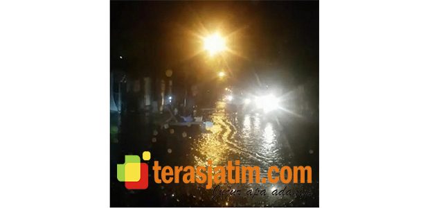 Jalanan di Kota Lamongan Tergenang Banjir, Termasuk Kediaman Bupati dan Wabup Jalanan di Kota Lamongan Tergenang Banjir, Termasuk Kediaman Bupati dan Wabup