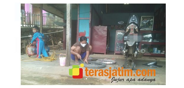Jalankan Usaha Bengkel Motor, Ibu 2 Anak di Pacitan Ini Raup Penghasilan 10 Ribu Perhari Jalankan Usaha Bengkel Motor, Ibu 2 Anak di Pacitan Ini Raup Penghasilan 10 Ribu Perhari